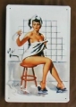 Blechschild - PIN UP GIRL IM BAD AUF STUHL