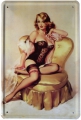 Blechschild - SEXY PIN UP GIRL AUF COUCH