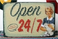 Blechschild - OPEN 24/ MIT FRAU