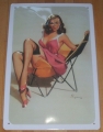 Blechschild - PIN UP GIRL IM STUHL